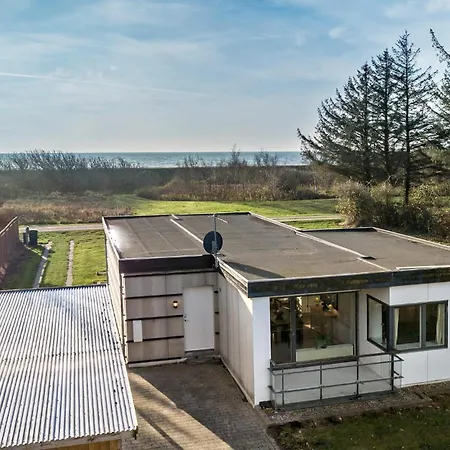 2 Bedroom Beautiful In Holiday home *